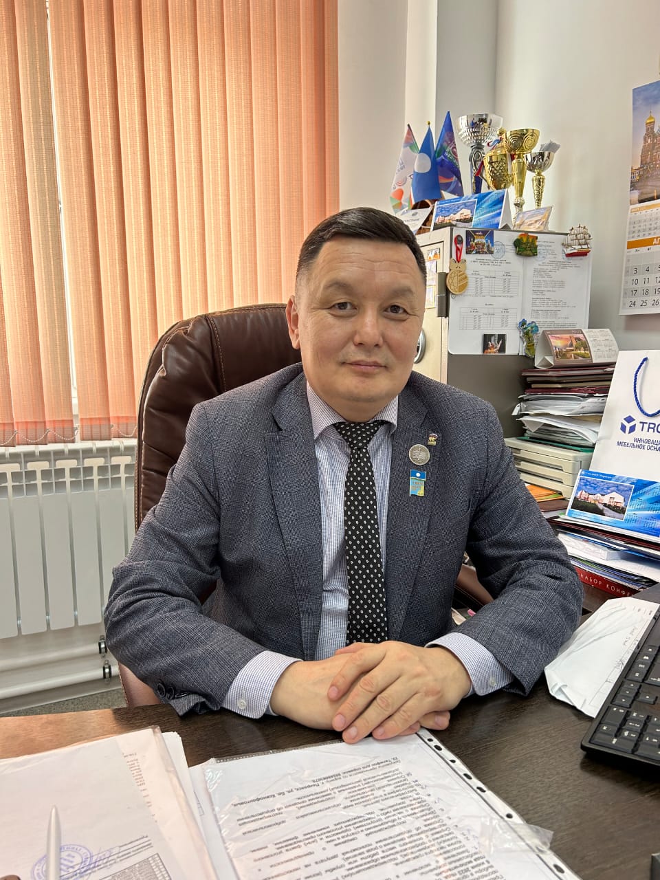 Покровскай 3 дээх оскуолатын дириэктэрэ Владислав КАпитонов