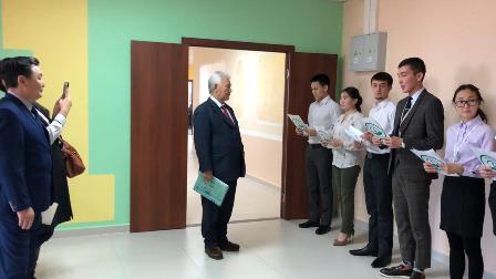 Саха Сирин бастакы бэрэсидьиэнэ оскуолаҕа өрүү кэлэ сылдьара учууталлары үөрэнээччилэри кытта көрсөрө