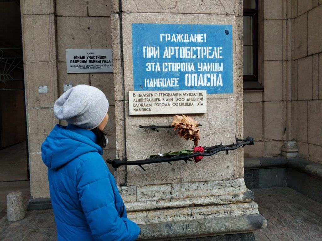 Символом блокадного ленинграда стали. Граждане при артобстреле эта сторона улицы наиболее опасна Ленинград. Блокада Ленинграда при артобстреле. Таблички в блокадном Ленинграде. Блокада Ленинграда эта сторона улицы наиболее опасна.