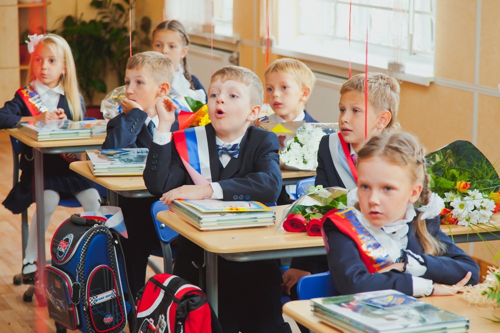 Первый класс. С 1 сентября первокласснику. Первоклассники в классе. Школьный урок первоклашки. Школа первоклассника.